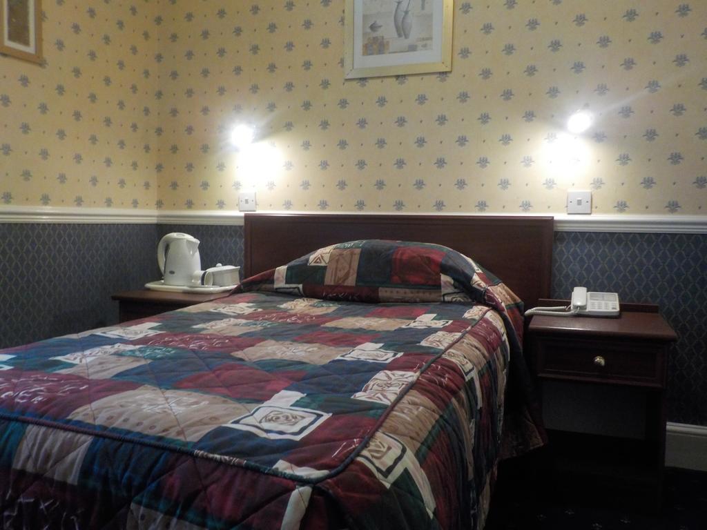 רדינג Roselawn Hotel מראה חיצוני תמונה
